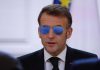 Macron e gli occhiali da sole: “Ho un problema all’occhio”