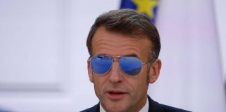 Macron e gli occhiali da sole: “Ho un problema all’occhio”