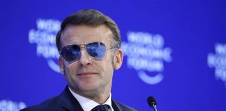 Macron e il look ‘Top Gun’ a Davos: occhiali specchiati tra stile e ironia sui social