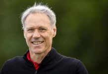 Ex calciatore Van Basten caregiver della moglie malata, Vaia: “Tanti non possono farlo”