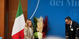 Giacca beige e chioma ‘beachwaves’, il look di Meloni in conferenza stampa