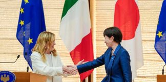 Italia-Giappone, Meloni e le bacchette a tavola: “Takaichi mi ha fatto i complimenti”