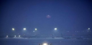 Neve e gelo in Francia, Parigi imbiancata: voli cancellati e trasporti nel caos