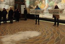 Palazzo Te, blitz di “No food no science”: farina e striscioni nella Sala dei Giganti