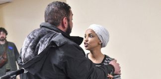 Minneapolis, aggredita deputata dem Omar. Trump: “Avrà organizzato tutto lei”