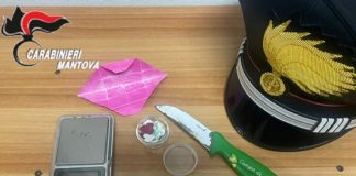 Picchia la madre, i carabinieri intervengono e trovano droga in casa: denunciata 17enne