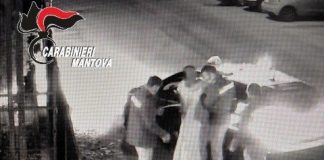 La notte di Capodanno si presenta nudo in caserma e lascia della droga davanti all’ingresso: “Mi ha mandato Allah”