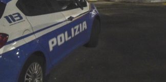 Giovane accoltellata alla schiena a Napoli, muore durante il trasporto in ospedale