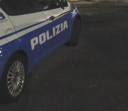 Giovane accoltellata alla schiena a Napoli, muore durante il trasporto in ospedale