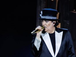 Renato Zero ferma il concerto e abbraccia Enrica Bonaccorti (in platea): la dedica speciale