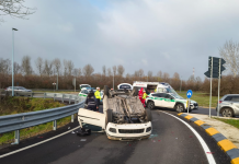Scontro tra auto allo svincolo della Decathlon, uno dei veicoli si ribalta