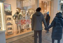 Saldi, in centro una partenza a rilento. In migliaia al Mantova Village