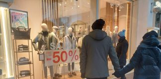 Saldi, in centro una partenza a rilento. In migliaia al Mantova Village