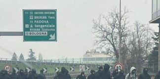 Scontri tra 200 ultras di Fiorentina e Roma in autostrada a Bologna: auto danneggiate