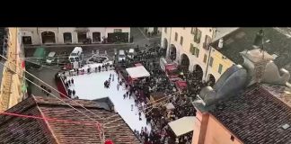 Asola, piazza gremita per l’Epifania: il re magio che scende dal campanile emoziona tutti
