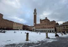 Straordinaria nevicata a Siena, la città del Palio si sveglia imbiancata