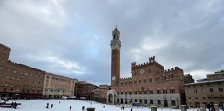 Straordinaria nevicata a Siena, la città del Palio si sveglia imbiancata