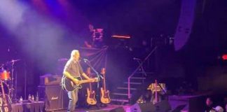 Springsteen suona a sorpresa a Minneapolis, sulla chitarra ‘Arrest the President’