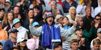 Urlano, cantano e vengono ‘ammoniti’ dall’arbitro: tifosi molesti (e ubriachi) agli Australian Open
