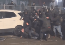 Scontri corteo Askatasuna, in un video agente accerchiato e preso a martellate