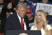 Trump e l’ammiratrice affascinante: “Sei bellissima, ora sono nei guai”