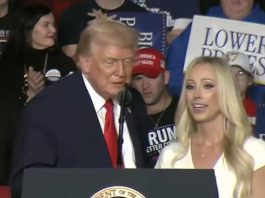 Trump e l’ammiratrice affascinante: “Sei bellissima, ora sono nei guai”