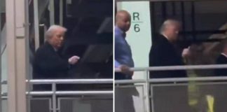Trump risponde al contestatore, insulto e dito medio