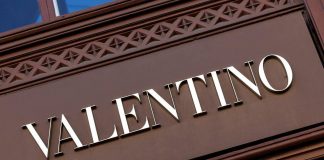 Valentino, quel rosso simbolo di eleganza che racchiude la storia della maison