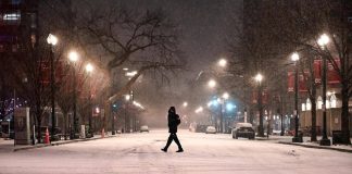 La super tempesta investe New York, neve record e incubo ghiaccio