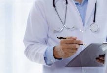 Uno studio svela i pericoli delle maniche lunghe negli ospedali, perché è meglio evitarle