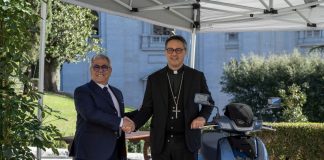 Due scooter elettrici TVS iQube S a Governatorato di Stato di Città del Vaticano