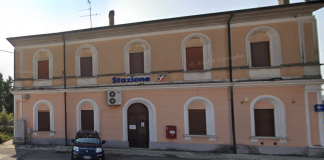 Castel d’Ario, calci e schiaffi in stazione: studente finisce in ospedale
