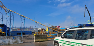 Monta una giostra in quota senza protezioni: Ats sospende i lavori al luna park