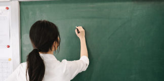 Docente di religione risarcita per abuso di contratti a termine: condannato il Ministero