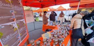 Scambio libero di semi al mercato contadino di Borgochiesanuova