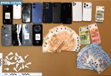 Nascondevano in casa cocaina da spacciare e merce griffata rubata: arrestati fratello e sorella