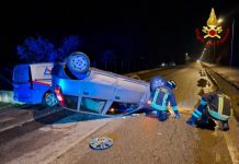 Villimpenta, auto si cappotta nello scontro con un furgone: 31enne in ospedale