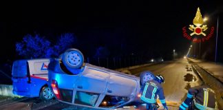 Villimpenta, auto si cappotta nello scontro contro un furgone parcheggiato: 31enne in ospedale
