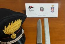 Suzzara, minaccia il padre della compagna col coltello nel parcheggio del supermercato: 72enne denunciato