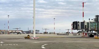 Fumo in cabina aereo, atterraggio d’emergenza a Venezia: paura per 168 passeggeri