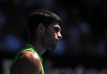 Australian Open, la chiusura del tetto durante la finale fa infuriare Alcaraz