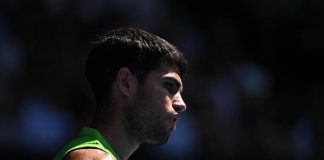 Australian Open, la chiusura del tetto durante la finale fa infuriare Alcaraz