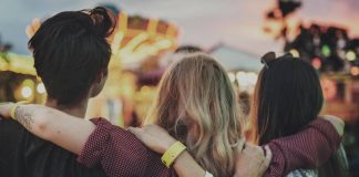 Stare insieme è un anti-stress, studio svela i benefici dello ‘scudo sociale’