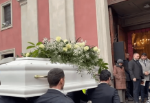 Asti, è il giorno del funerale di Zoe Trinchero: bara bianca coperta di rose