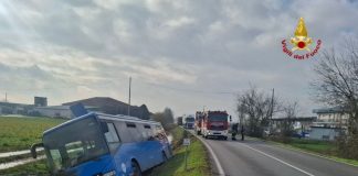 Per “evitare un frontale” autobus con 27 studenti a bordo finisce nel fossato sulla Legnaghese: tre feriti