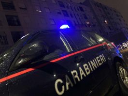 Ventenne minaccia il suicidio con un coltello: il lungo dialogo coi Carabinieri lo ferma