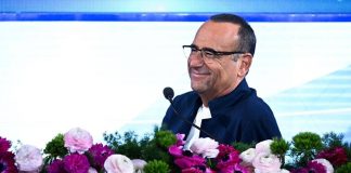 Sanremo 2026, Conti esulta per gli ascolti e lascia conferenza in anticipo: “Devo preparare sorprese per stasera”