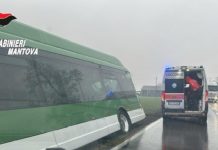 Casalmoro, perde il controllo del pullman e finisce fuori strada