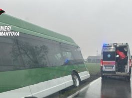 Casalmoro, perde il controllo del pullman e finisce fuori strada