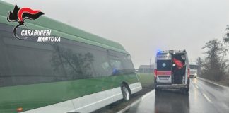 Casalmoro, perde il controllo del pullman e finisce fuori strada